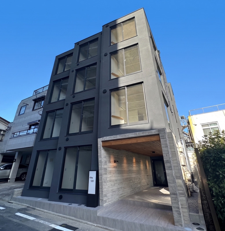 建物外観　直線的でスタイリッシュな外観