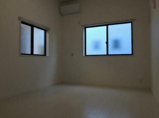 居室・リビング　８．７４帖の広々洋室☆２階角部屋で２面採光のお部屋です☆