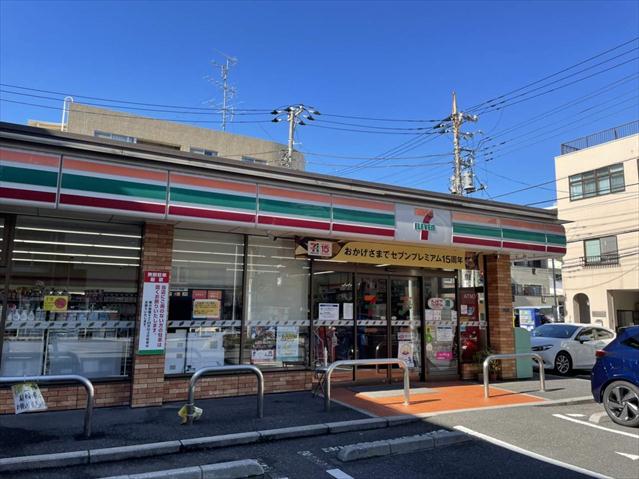 コンビニ　セブンイレブン（コンビニ）まで651m