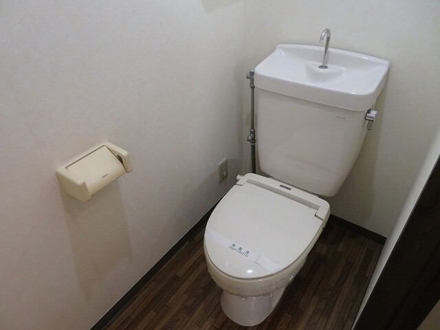 トイレ　別号室のお写真です。