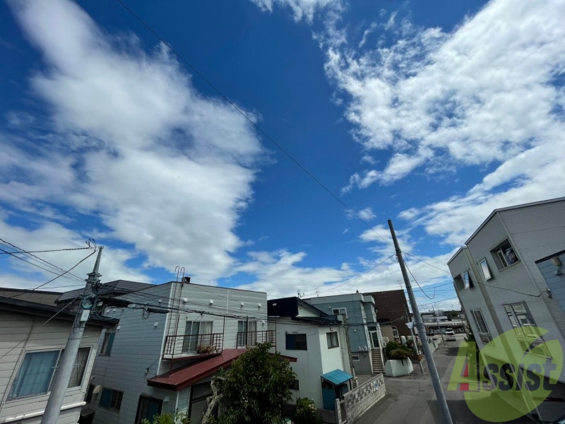 眺望　目の前が開けていて、空を見上げることができます。
