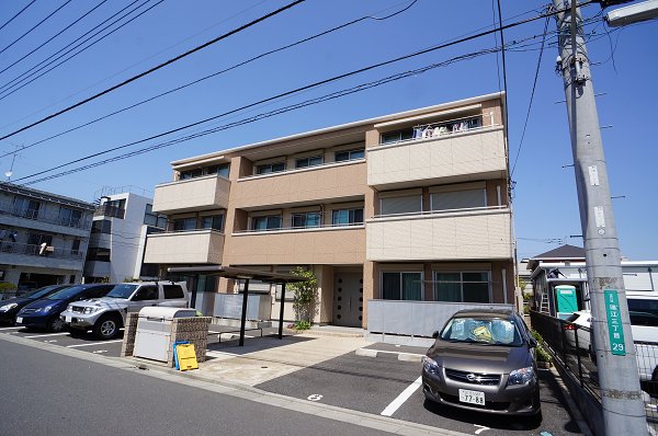 建物外観　前面は駐車場と道路なので、日当たり良好♪