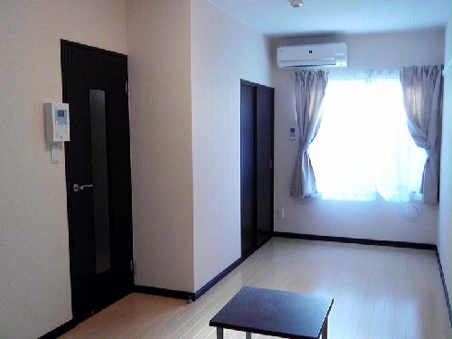 居室・リビング　ダークブラウンと白を基調とした室内