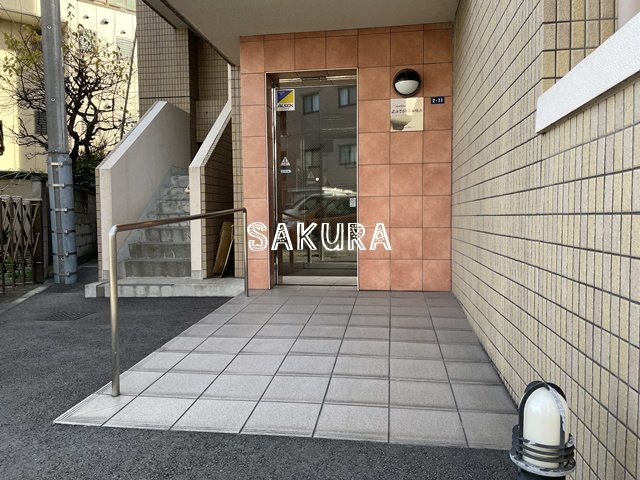 エントランス　重厚感のある建物デザイン♪