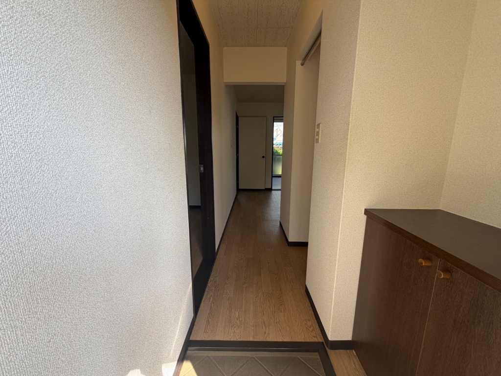 リビング西山町の玄関写真