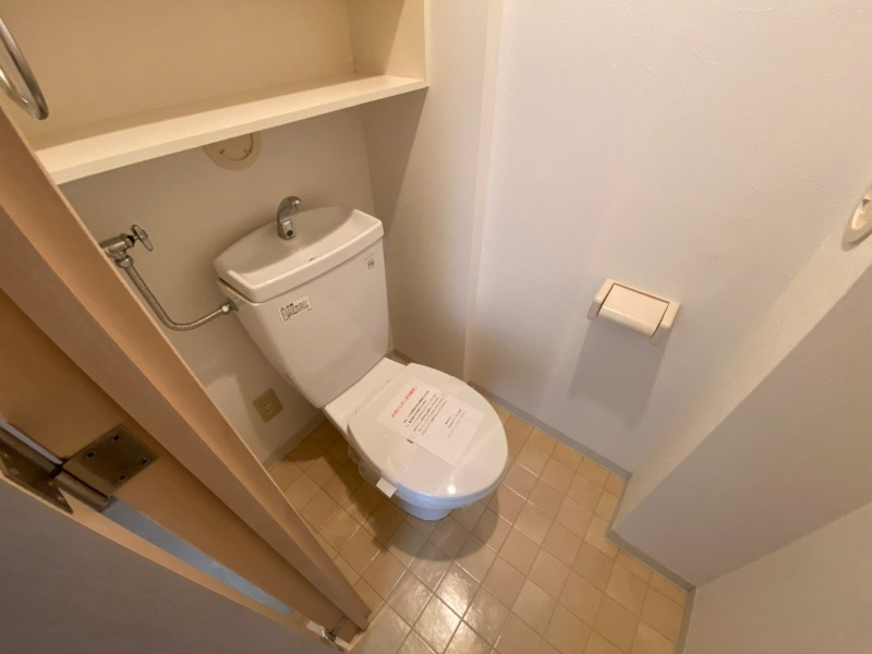 トイレ　こちらはトイレです。清潔感があり、安心して使用できます。