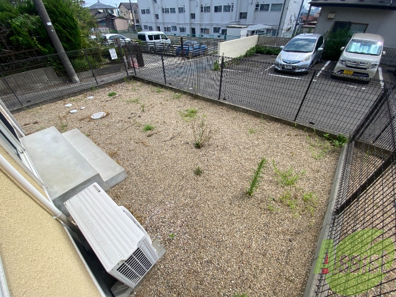 バルコニー　各居室に専用庭があります、広々としていますね