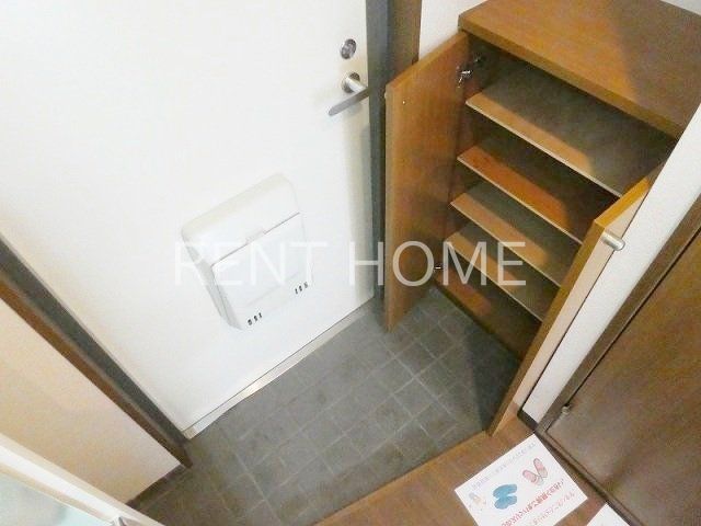 玄関　下駄箱付き