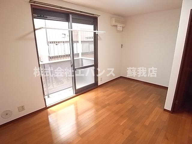 その他部屋・スペース　開放的な寝室です