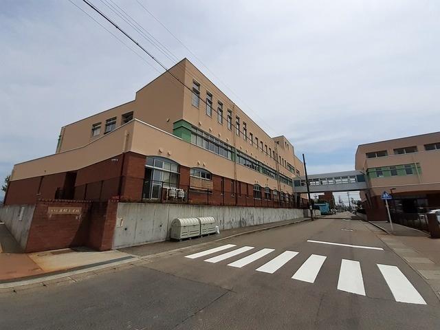 小学校　三条市立　裏館小学校（小学校）まで850m