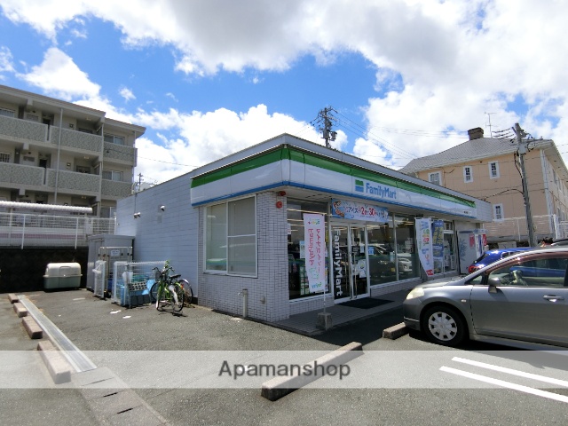 コンビニ　ファミリーマート（コンビニ）まで852m
