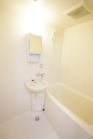 バス・シャワールーム　別部屋同間取りのお写真となります。参考にご覧くださいませ。