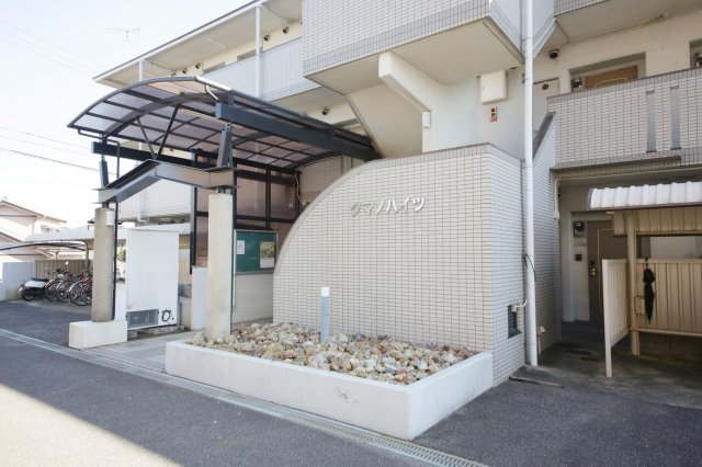 エントランス　別部屋同間取りのお写真となります。参考にご覧くださいませ。