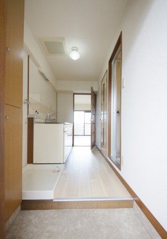 玄関　別部屋同間取りのお写真となります。参考にご覧くださいませ。