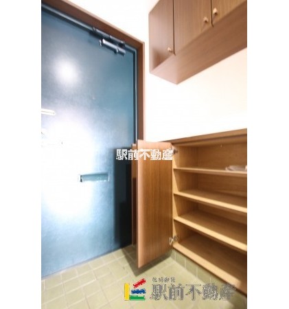 玄関　同建物別部屋写真