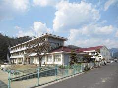 中学校　鏡野町立鏡野中学校（中学校）まで889m