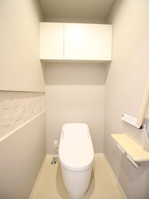 トイレ　トイレ壁面にはエコカラットあります。