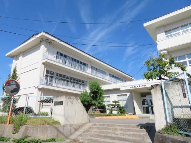 小学校　松本市立筑摩小学校（小学校）まで488m