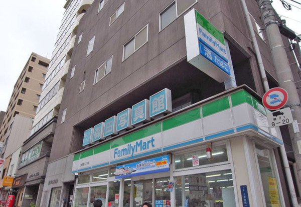 コンビニ　ファミリーマート大国町店（コンビニ）まで93m