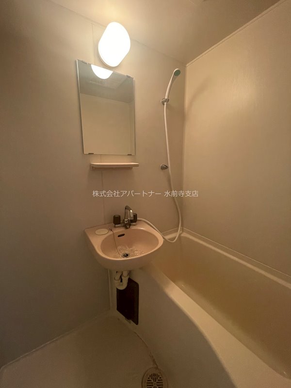 バス・シャワールーム　シャワー・洗面台付いています。