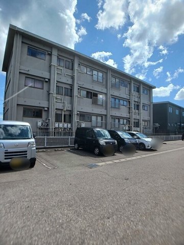 駐車場　車をお持ちの方に嬉しい駐車場付きの物件です