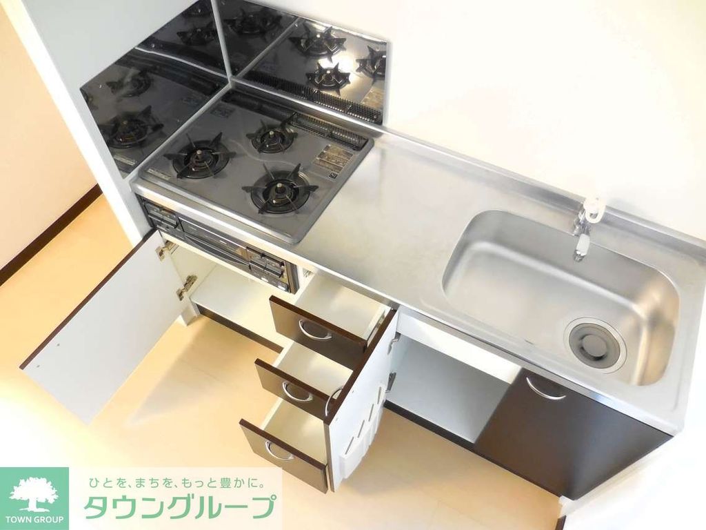 キッチン　女性に嬉しいキッチンスペースも収納が充実しています。