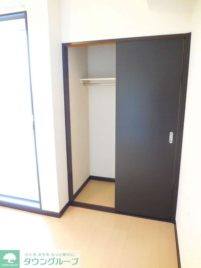 収納　ポール付の収納棚なら大切なお洋服も皺になりません。