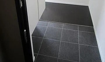 玄関　※別部屋の参考写真です。