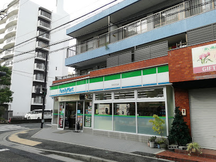 コンビニ　ファミリーマート（コンビニ）まで700m