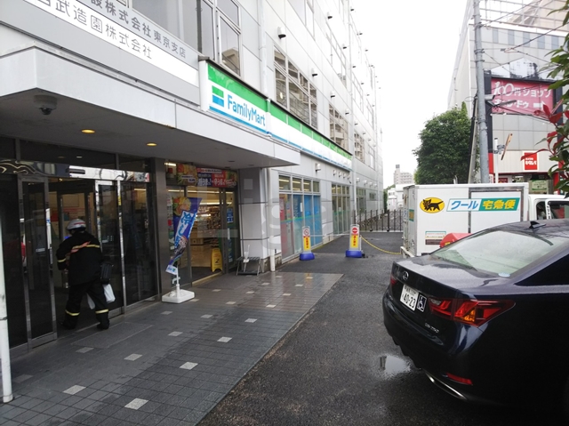 コンビニ　ファミリーマート 西武東長崎駅前店（コンビニ）まで574m