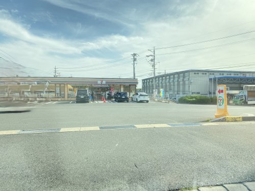 コンビニ　セブンイレブン（コンビニ）まで666m
