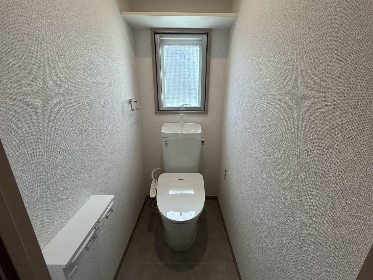 トイレ　温水洗浄便座付きのトイレです(別室参考写真)