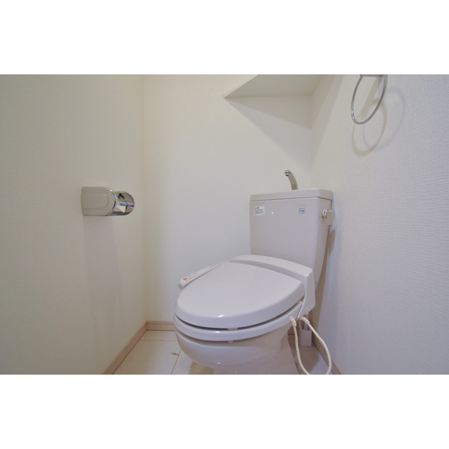 トイレ　落ち着いた色調のトイレです