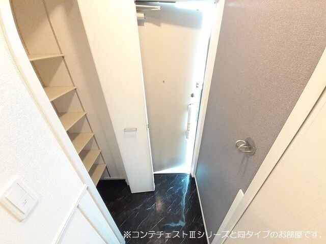 玄関　＊コンテチェストIIIシリーズ同タイプの内装写真です。