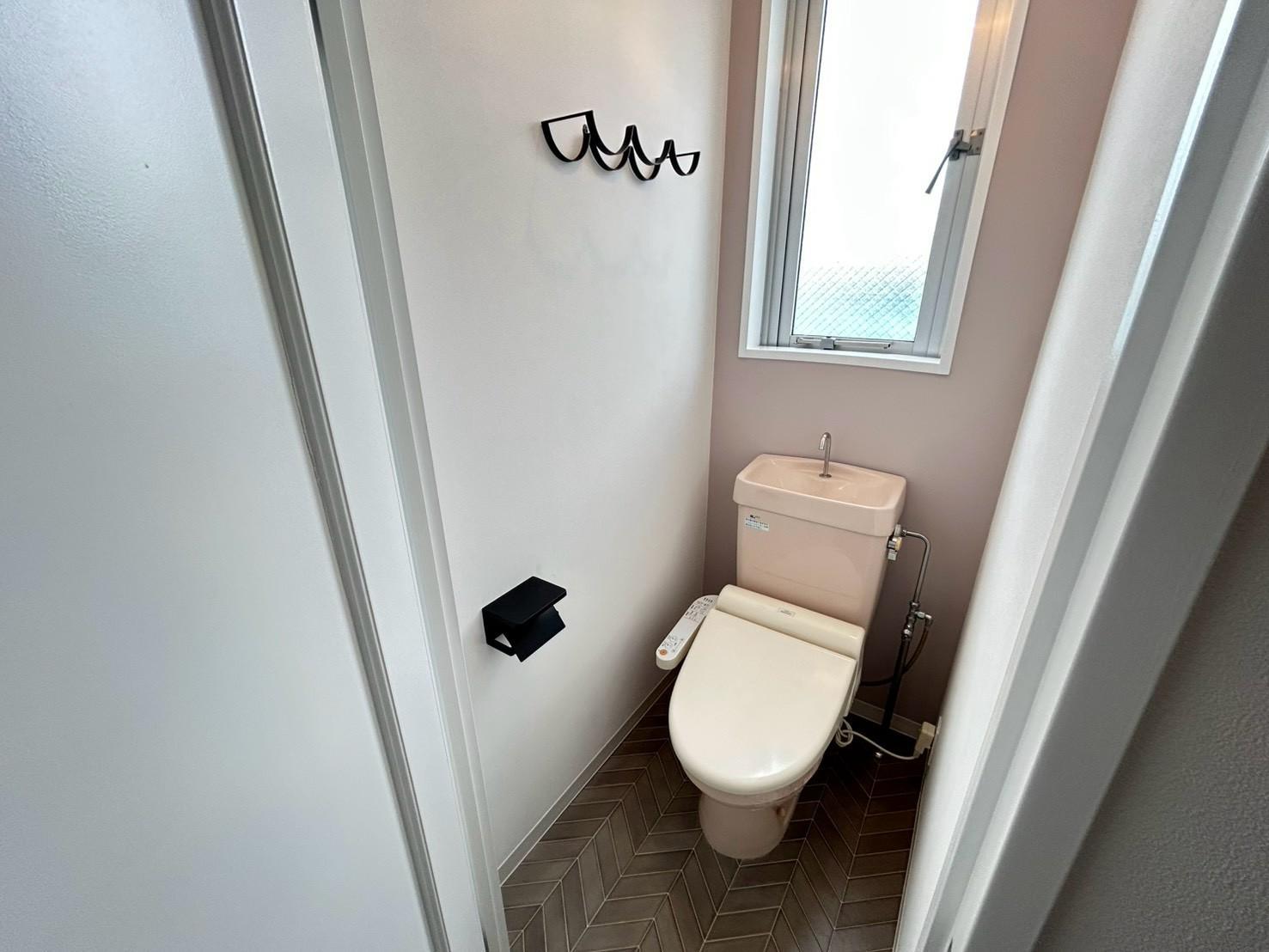 トイレ　木目調の床とトイレットペーパー置き、ペーパーホルダーがおしゃ