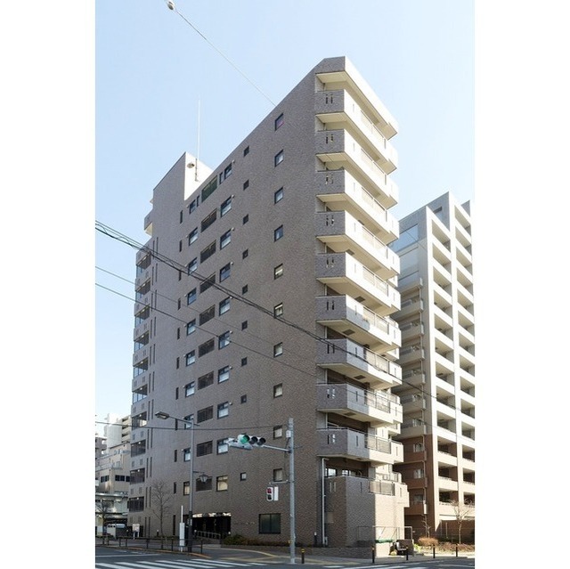 建物外観　建物手前側にゴミ置場