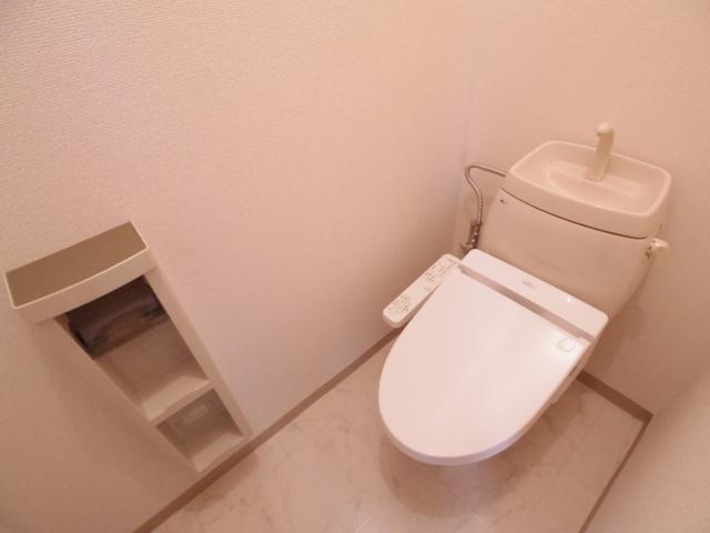 近鉄奈良線 近鉄奈良駅 バス乗車時間：10分 最寄りバス停で下車 徒歩5分 2階建 築29年のトイレ写真