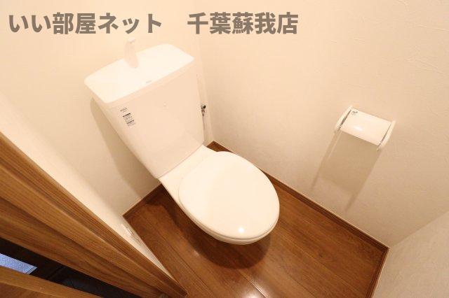 トイレ　落ち着いた色調のトイレです