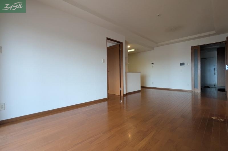 ロイヤルガーデン新屋敷の居間写真