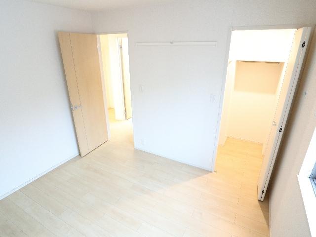 その他部屋・スペース　広くて明るい寝室