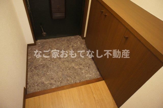 玄関　※写真は別号室