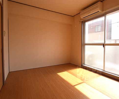 居室・リビング　日当たり良好な部屋です。