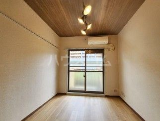 マリーナハウス横浜II番館の居間写真