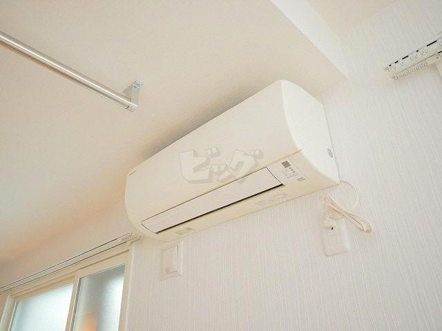 その他設備　夏もカラッと快適♪エアコン付きです！