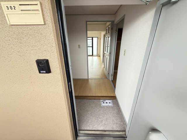 玄関　※写真は同型モデルの場合もございます