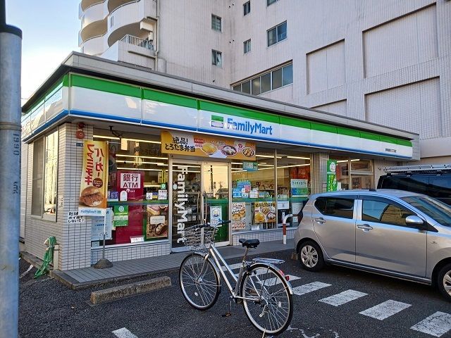 コンビニ　ファミリーマート鷹匠３丁目店（コンビニ）まで400m