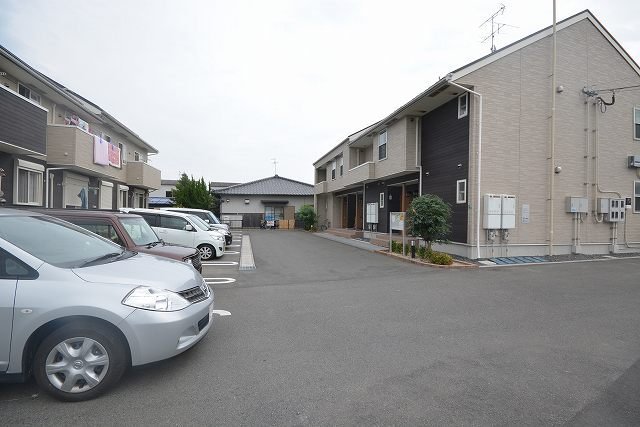 駐車場　駐車場があるので、車を買う予定の方も安心です