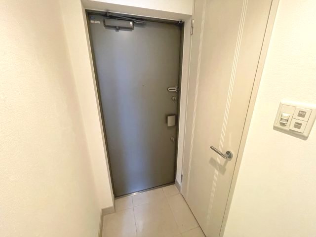 玄関　イメージとして同建物他部屋を表示しています