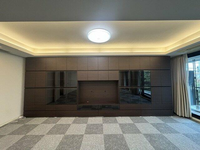 エントランス　リビング備え付けの収納棚