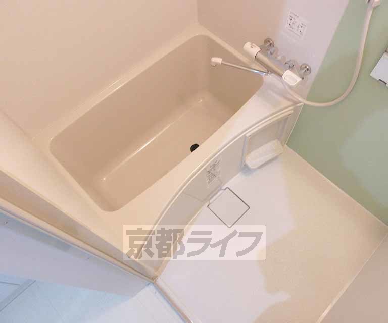 バス・シャワールーム　ぴかぴかのお風呂です